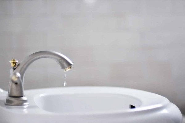 Fuite d'eau : que faire en attendant l'arrivée du plombier ?
