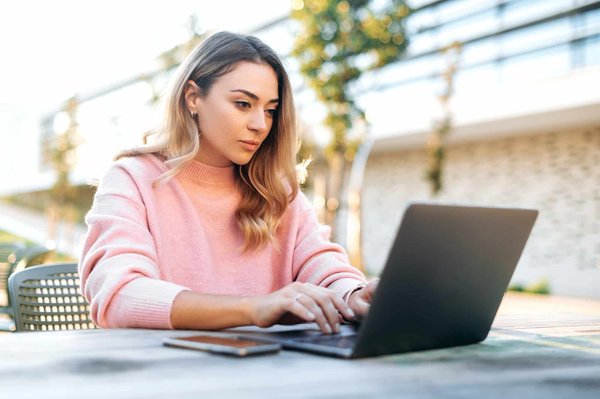 Freelance seo : avantages et inconvénients de faire appel à ce spécialiste